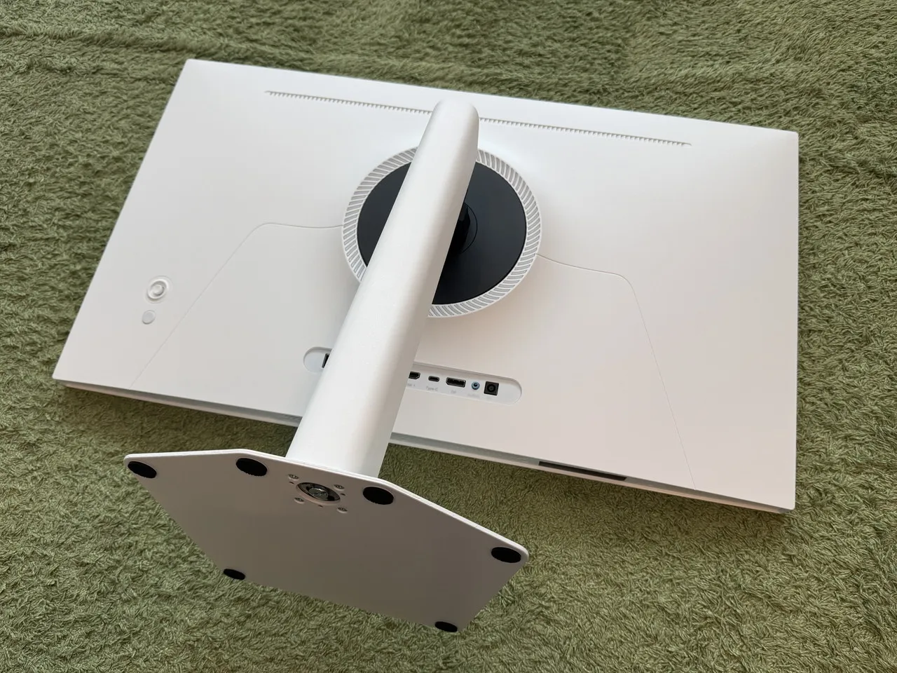 INNOCN GA32V1M MAXのスタンドとベースを取り付けた
