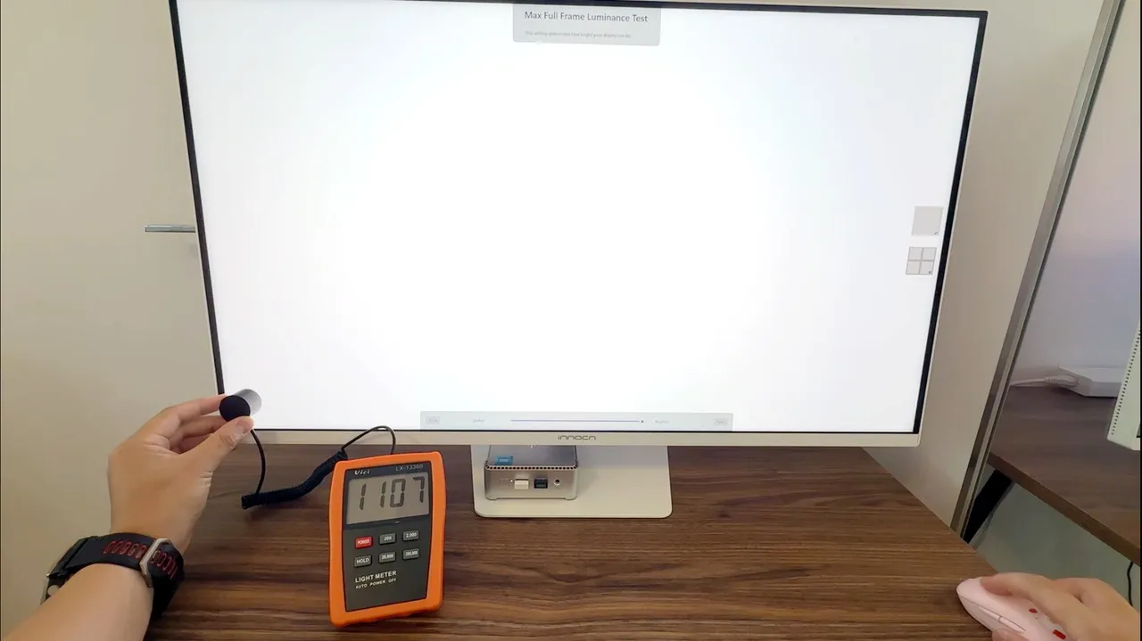 デジタルルクスメーター「Vici LX1336B」を使って画面端の輝度を測定している