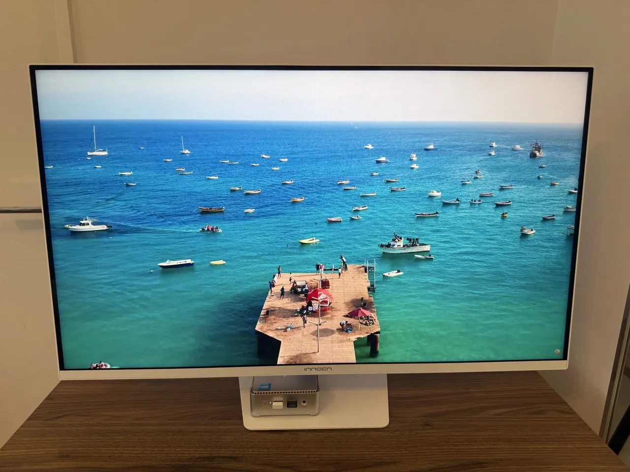 INNOCN GA32V1M MAXで海の映像を映している