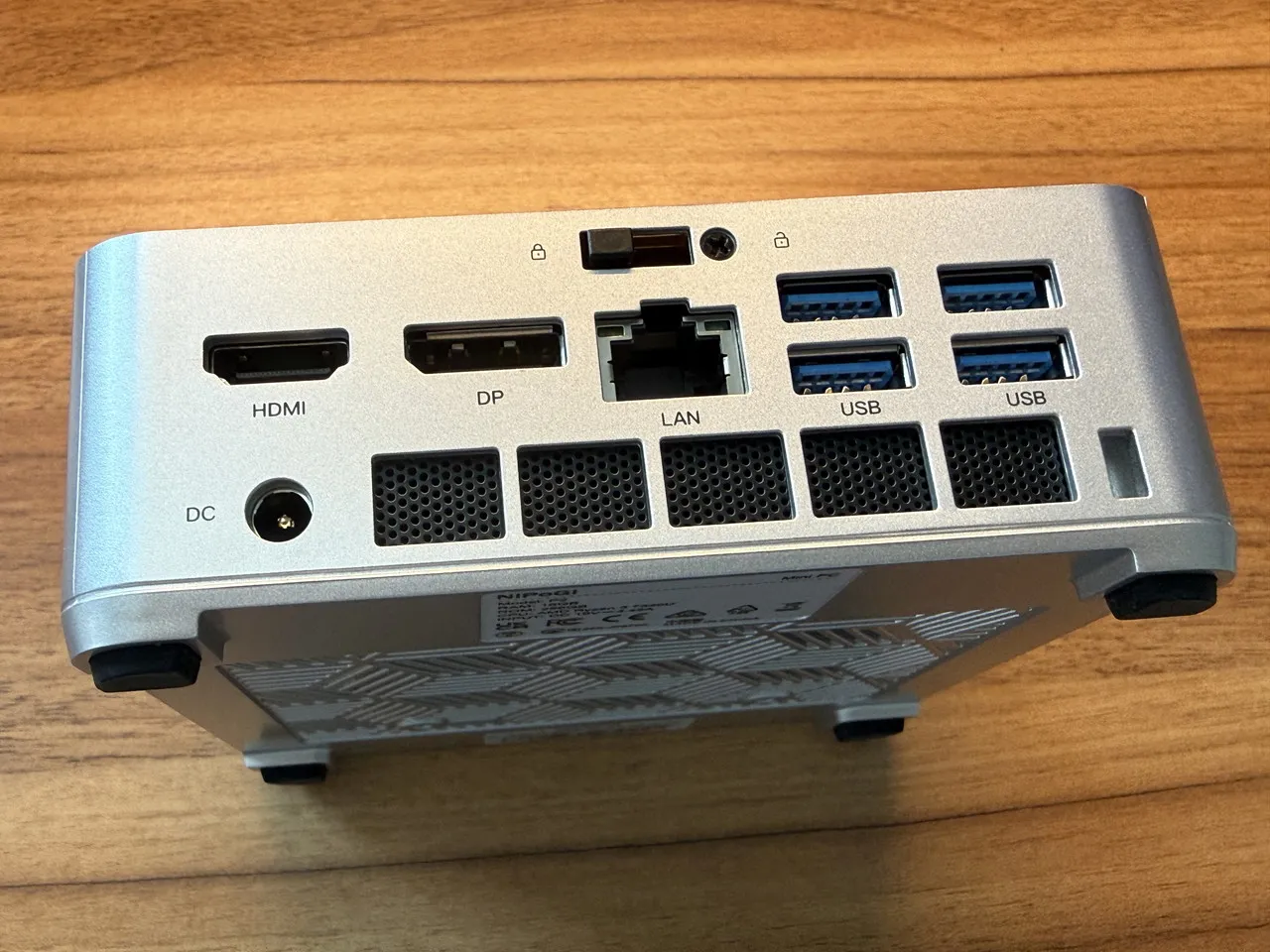 NiPoGi P2の背面インターフェース