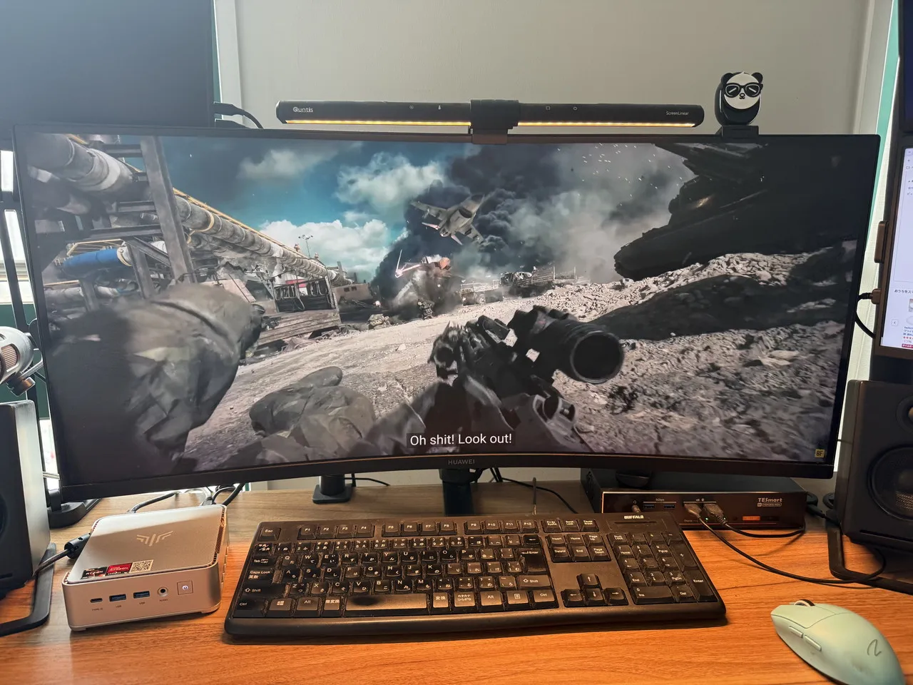 NiPoGi P2でFPSゲームの動画を再生している
