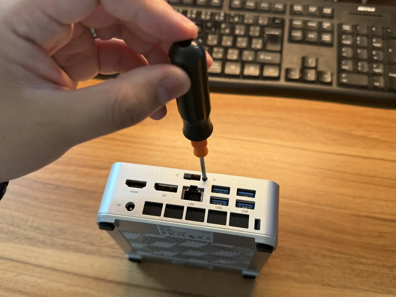 NiPoGi P2の背面のネジをドライバーで外している