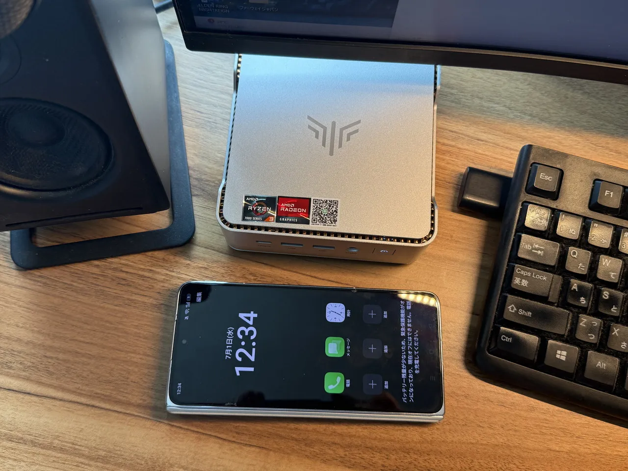 NiPoGi P2とスマホを並べている