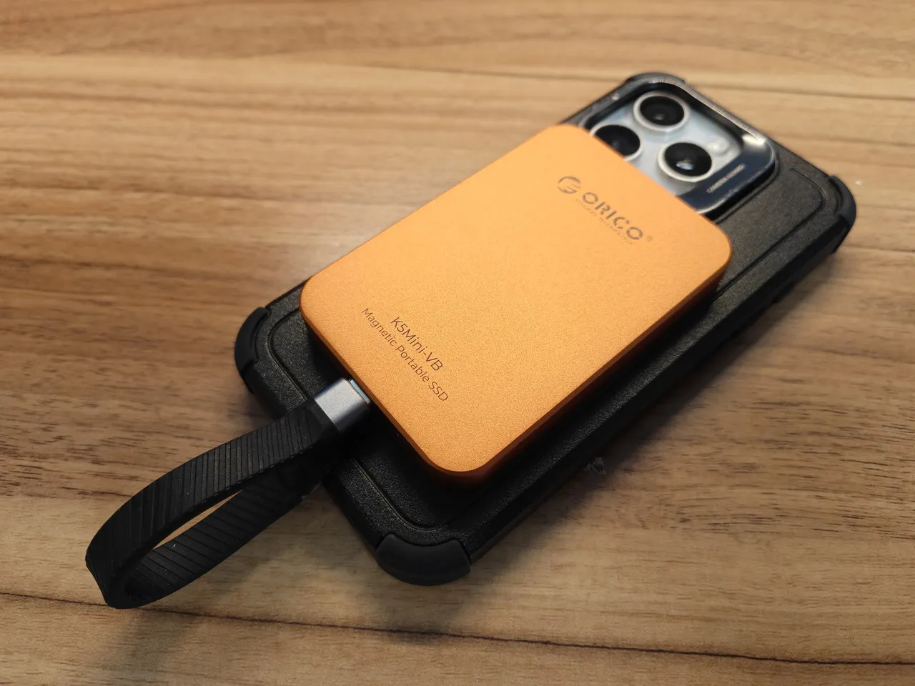 スマホ背面に貼り付けたORICO K5Mini