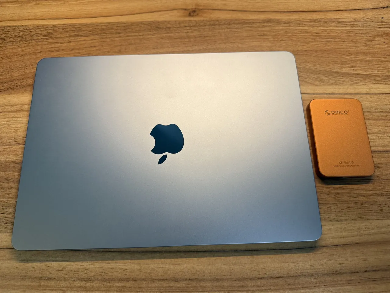 MacbookとORICO K5Miniを並べている