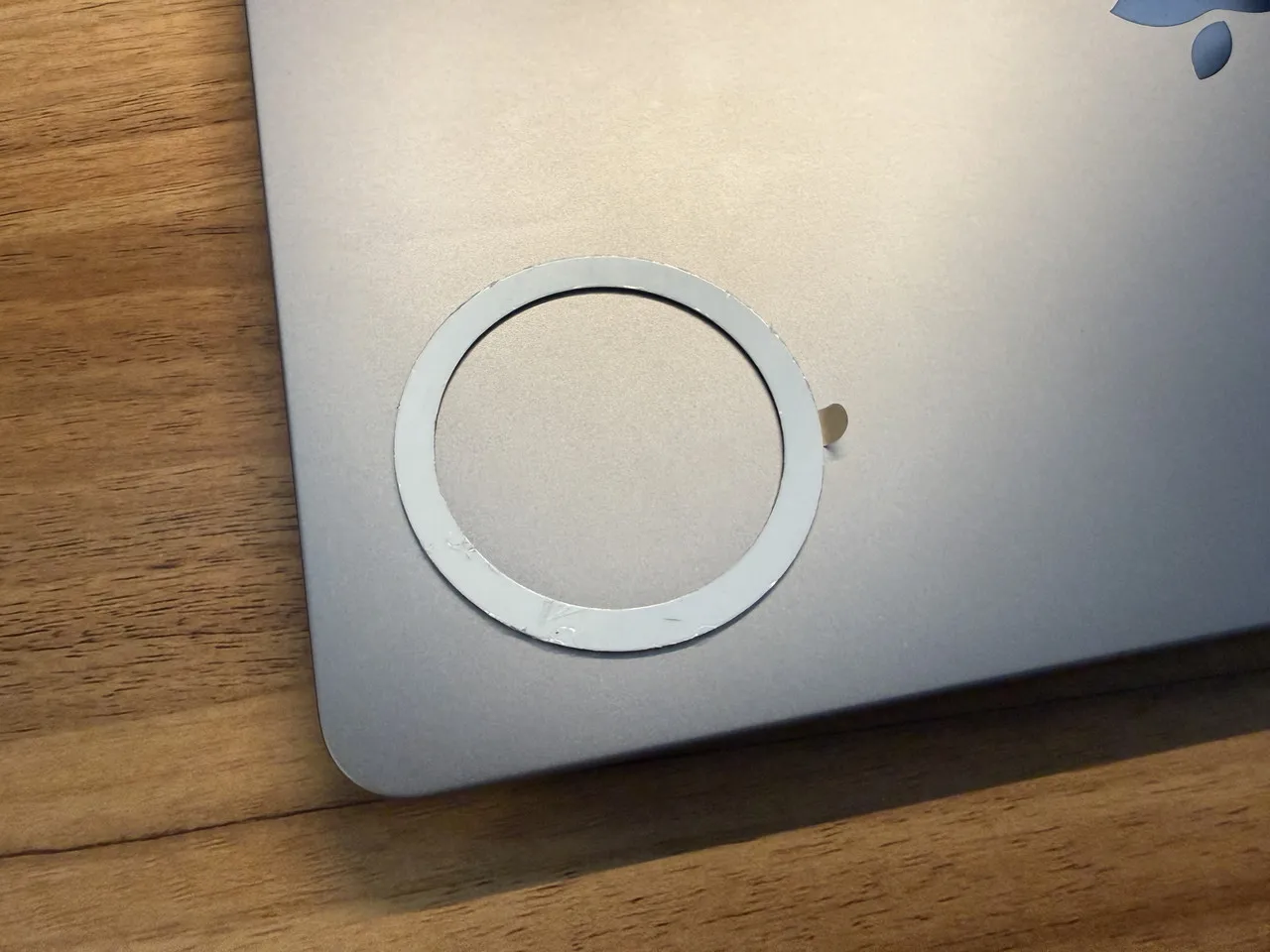 Macbook上部に磁気リングを貼っている