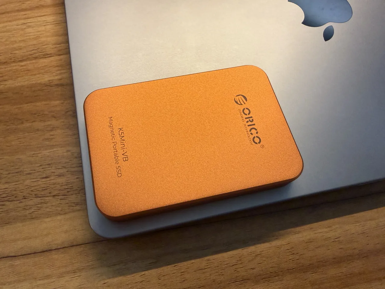 Macbookの天板にORICO K5Miniを取り付けた