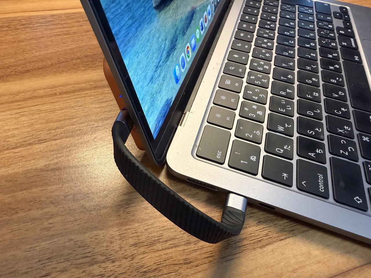 MacbookにORICO K5Miniを取り付けて使用している(側面アングル)