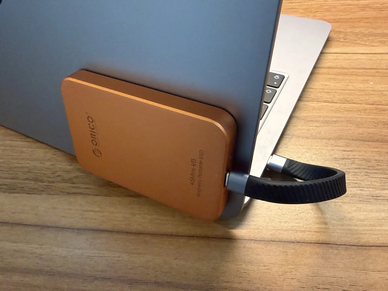 MacbookにORICO K5Miniを取り付けて使用している(背面アングル)