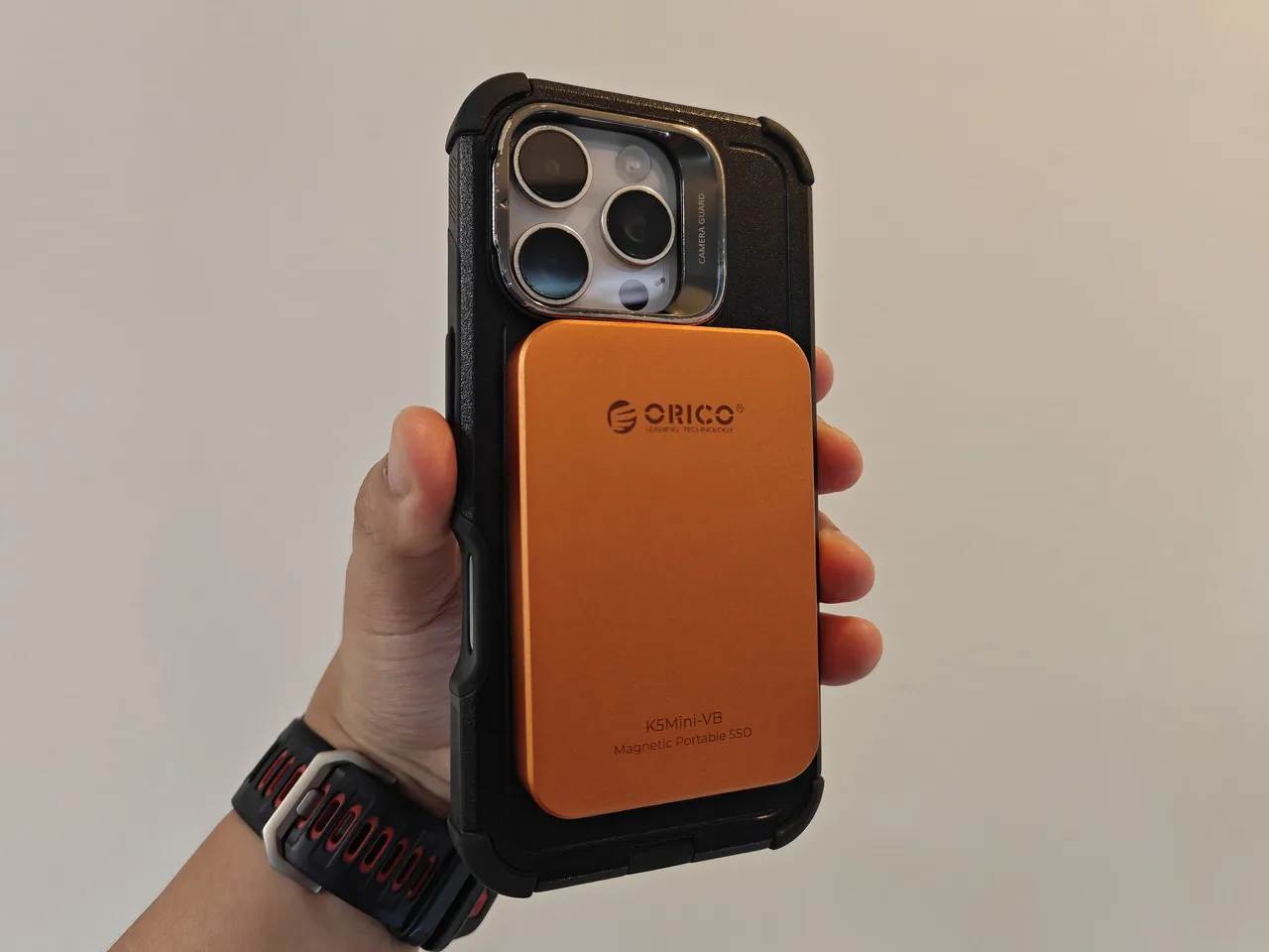 iPhone 16 Proの背面にORICO K5Miniを装着した(背面アングル)