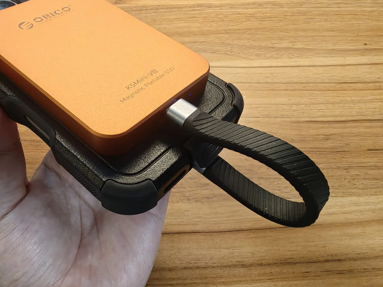 iPhoneとORICO K5Miniをケーブルで繋いでいる