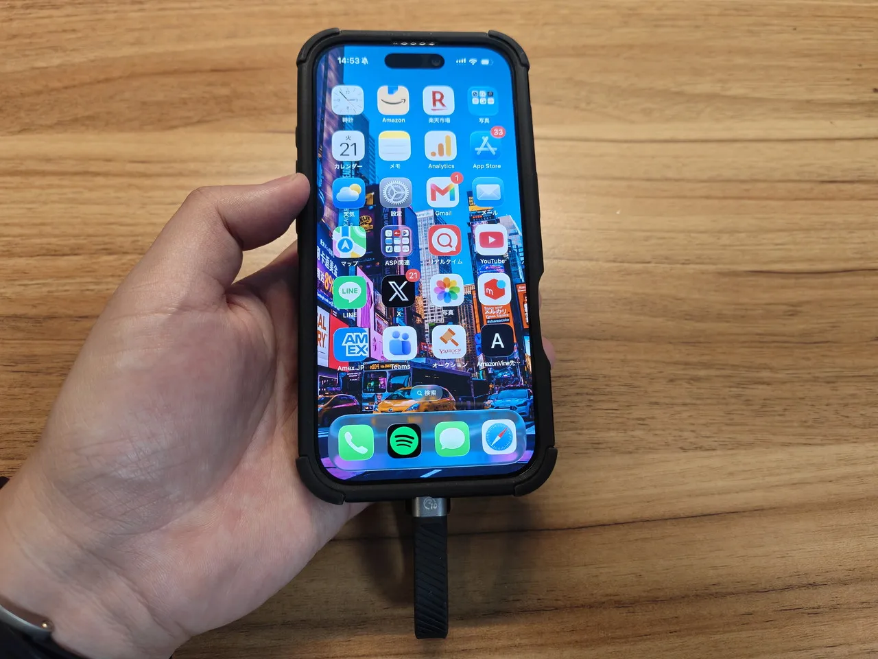 ORICO K5Miniを装着した状態のiPhoneを手に持っている