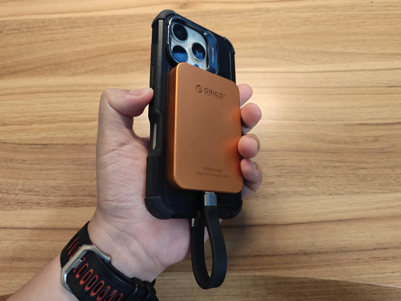 スマホ背面にORICO K5Miniを取り付けて使っている