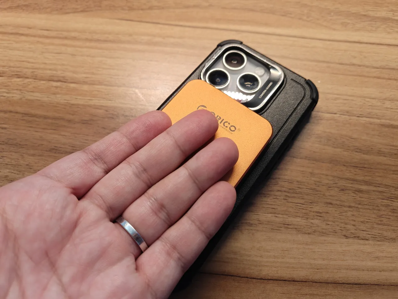 ORICO K5Miniに手を当てて発熱を確認している