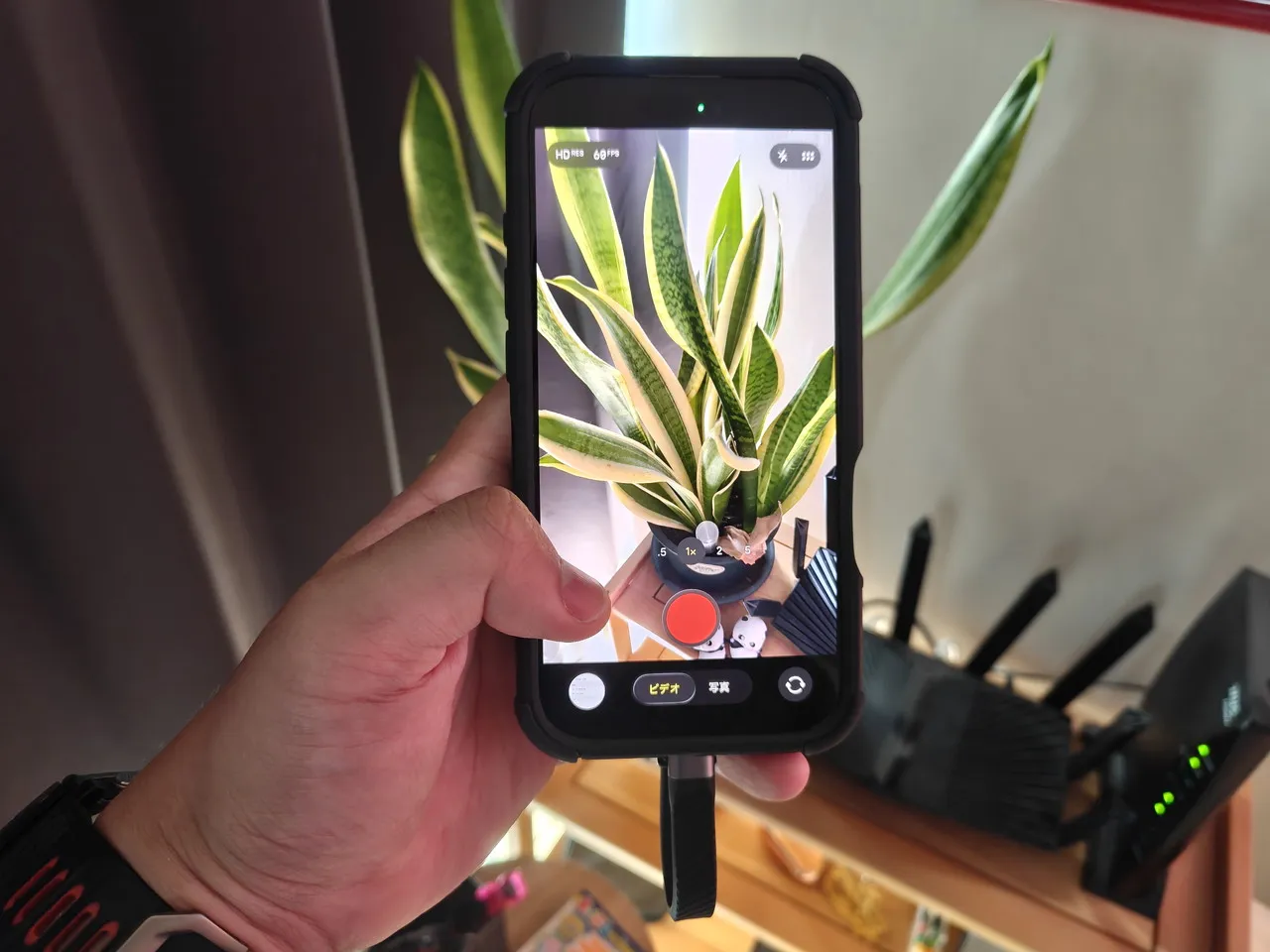 ORICO K5Miniを装着した状態のiPhone 16 Proで撮影している