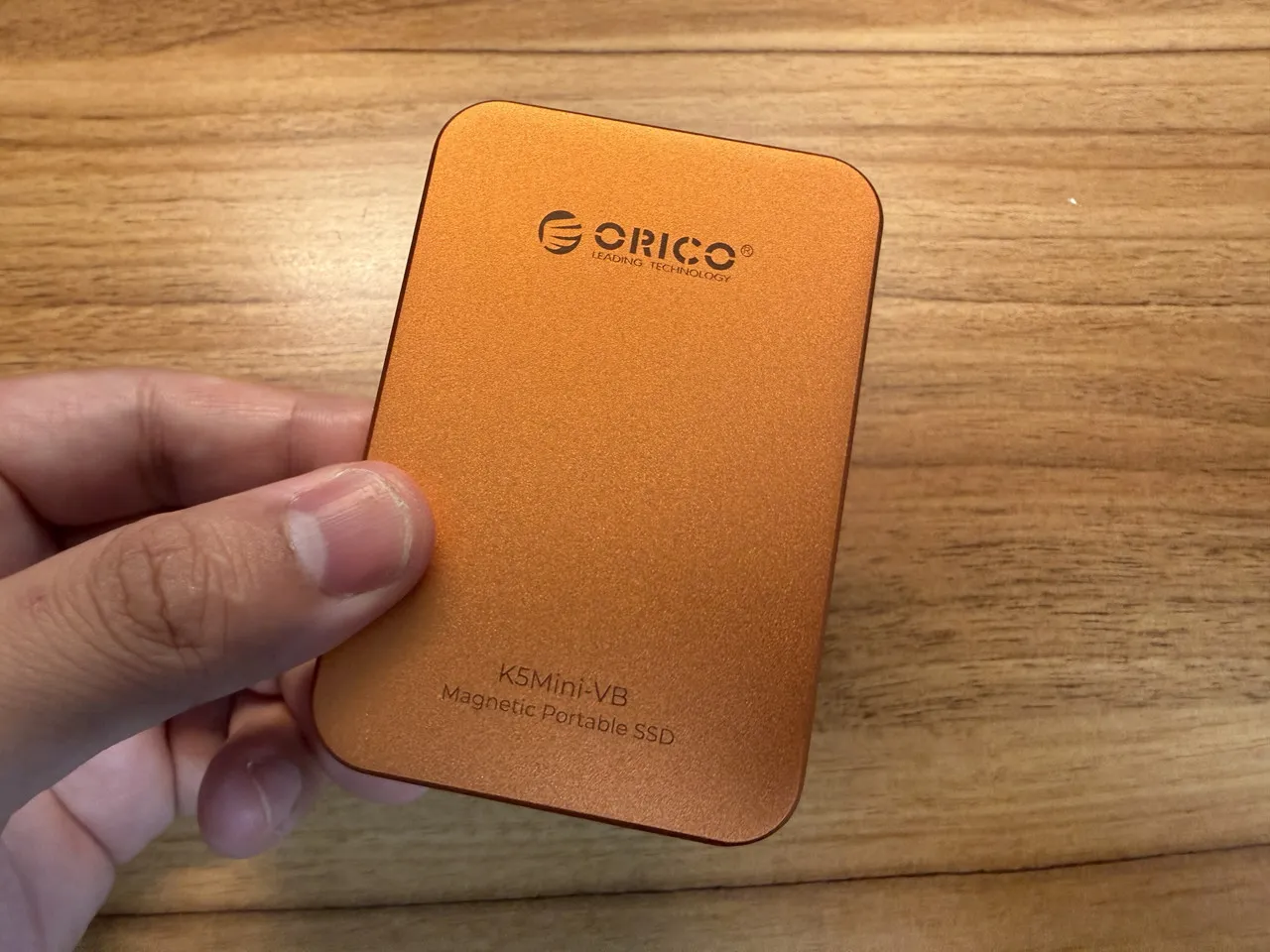 ORICO K5Miniを手に持っている