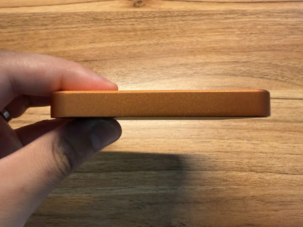 ORICO K5Miniの厚みを確認している