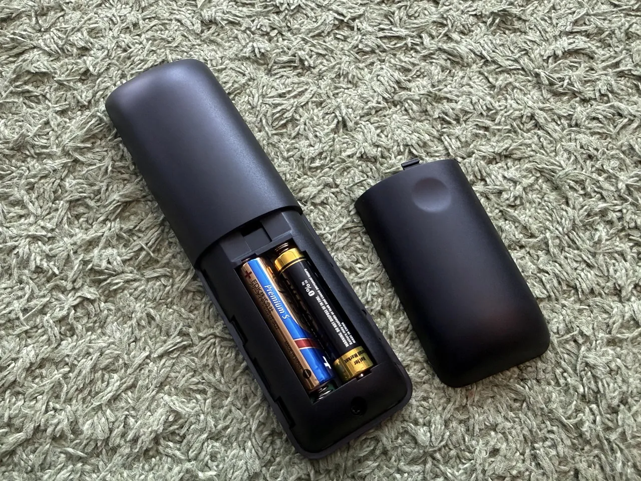リモコンに乾電池を入れた