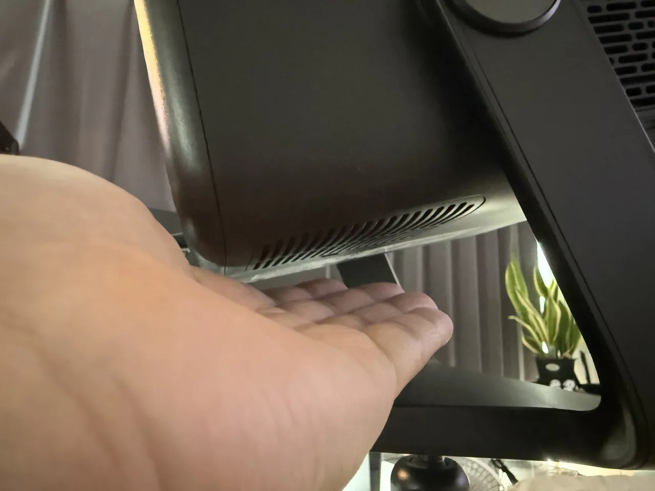 PUTRIMS P66の底部からの熱を確認している