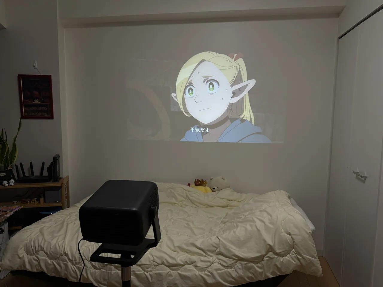 明るめの部屋でPUTRIMS P66の映像を投影している