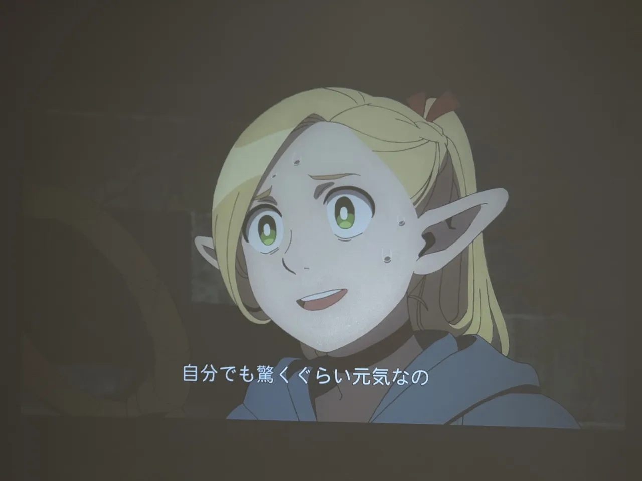 明るめの部屋で投影したPUTRIMS P66の映像
