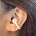 女性が左耳にSOUNDPEATS UU2を装着している