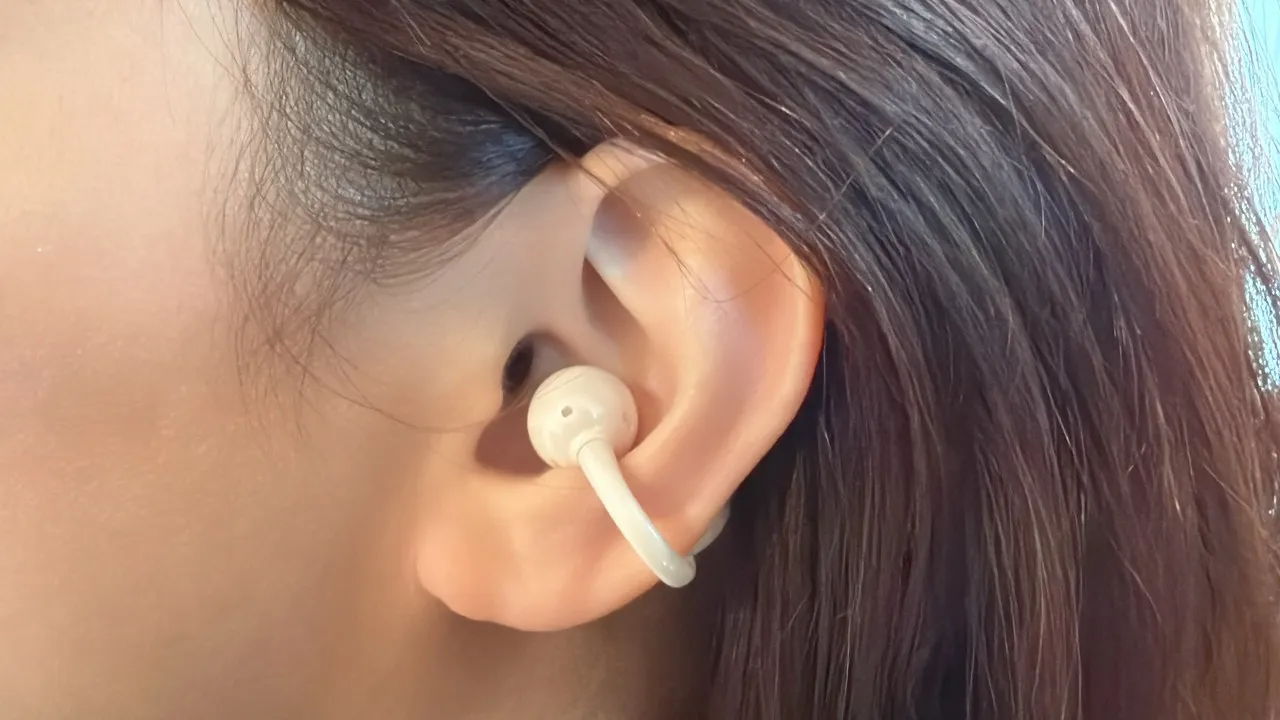 女性が左耳にSOUNDPEATS UU2を装着している