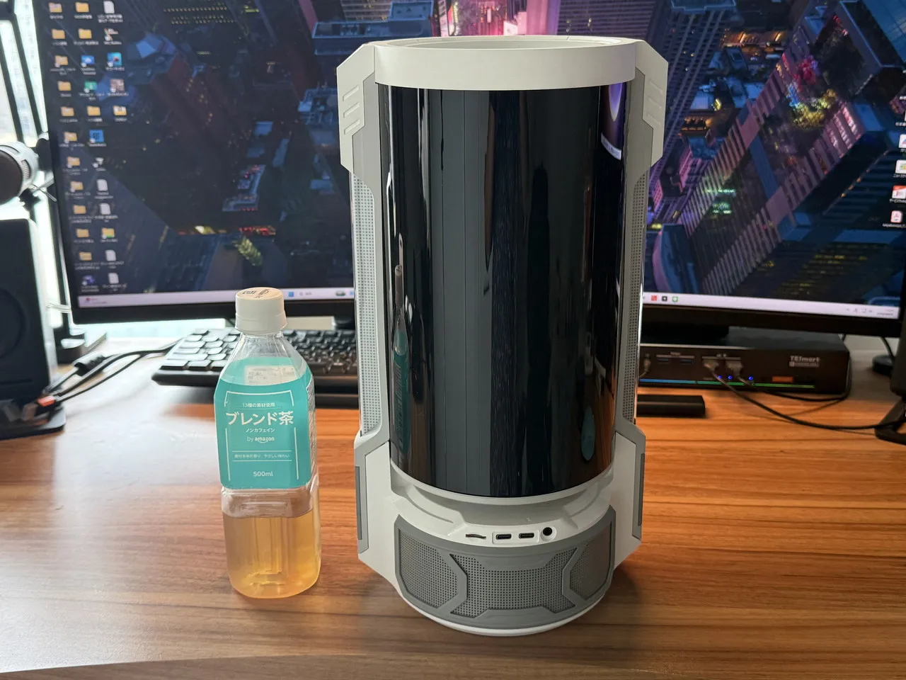 CODE27とペットボトルを並べている