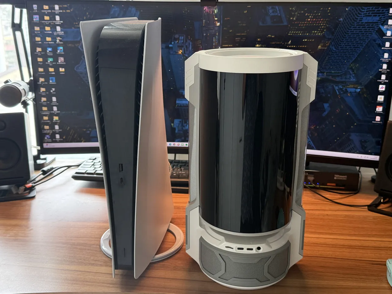 CODE27とPS5を並べている