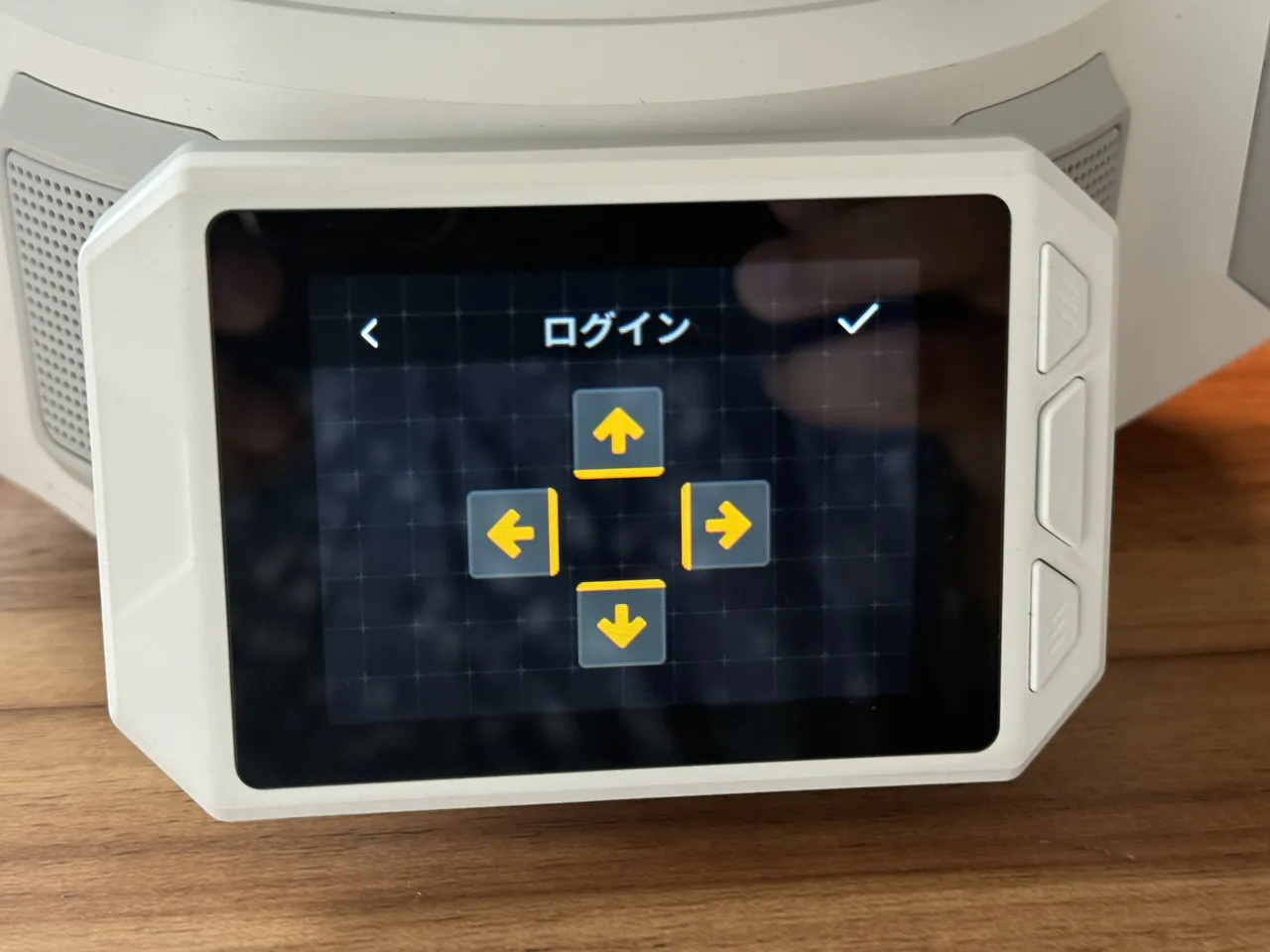 小型ディスプレイに操作ボタンが表示されている