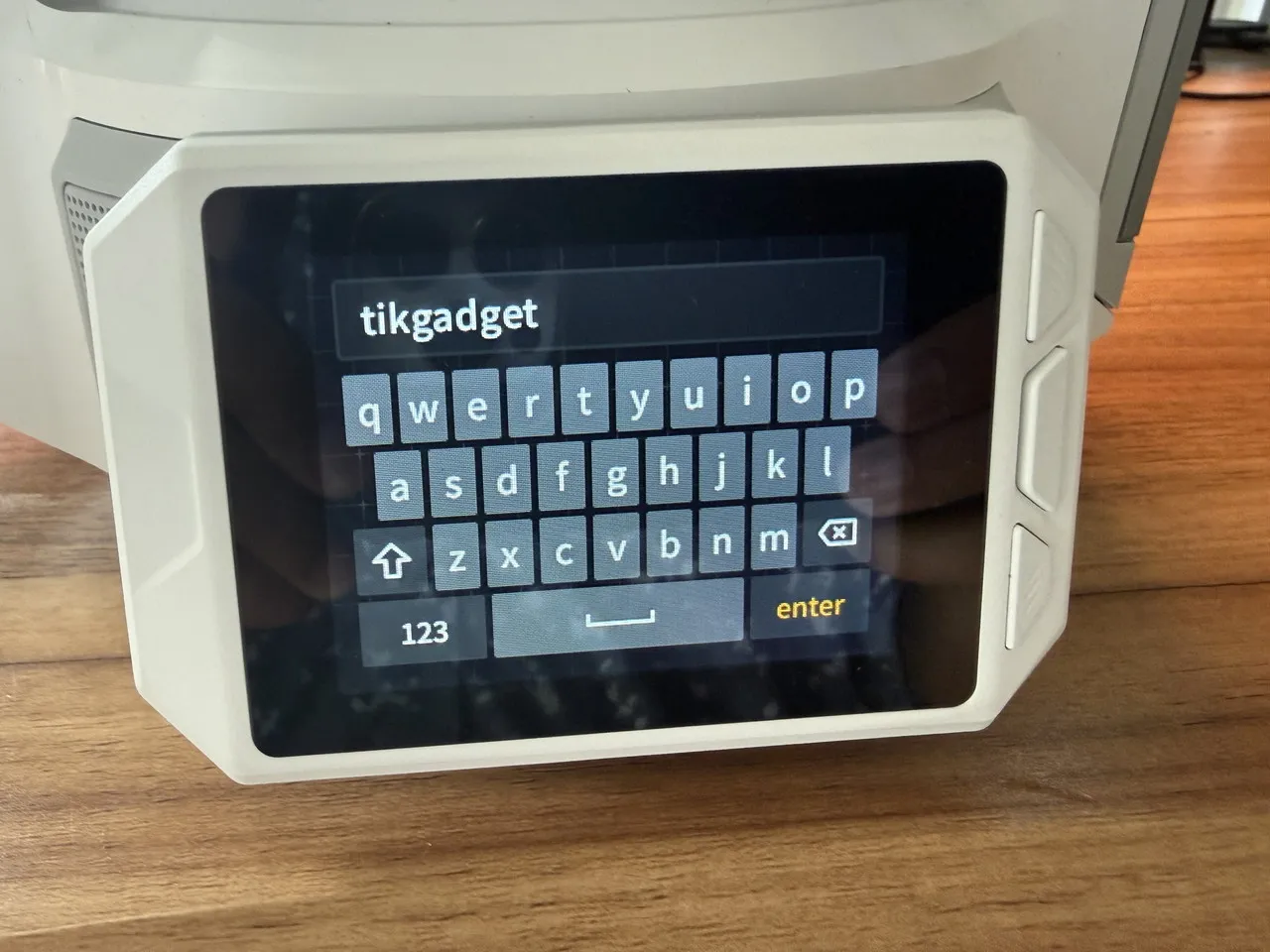 小型ディスプレイにキーボードが表示されている