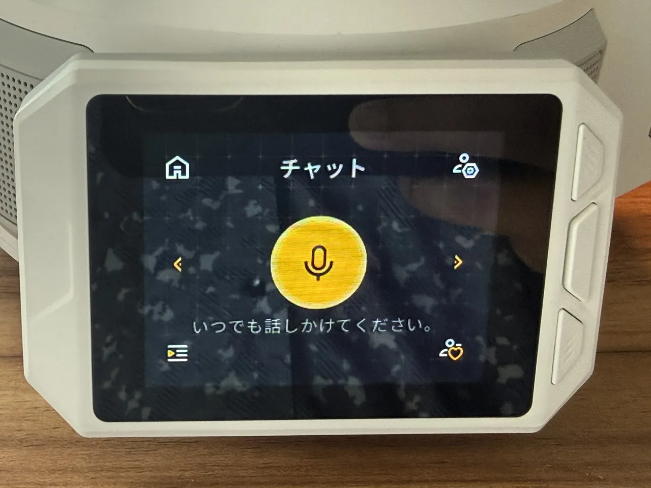 キャラクターが常時こちらの声を待ち受け、話しかけると自動で反応してくれるモード