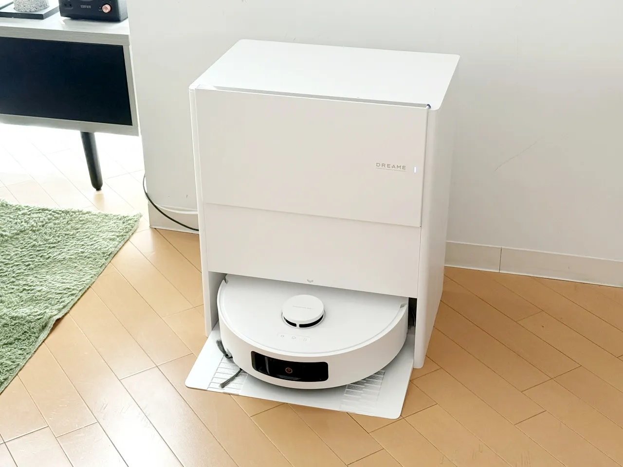 部屋の隅に設置されたDreame Aqua10s Roller AE