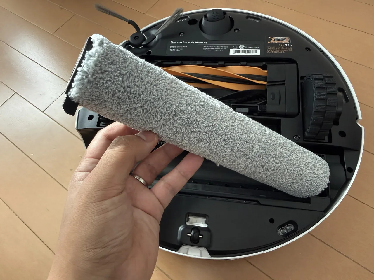 モップパッドをローラーから取り外している