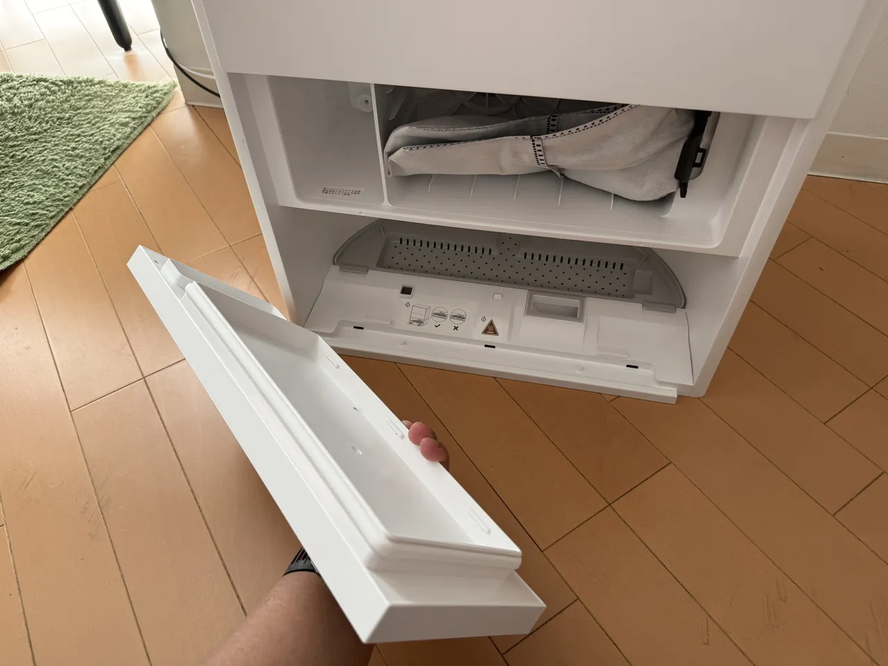 ベースステーション前部のフタを外した