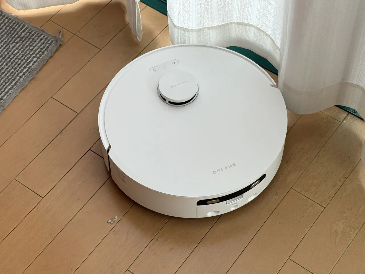 壁際を掃除するDreame Aqua10s Roller AE