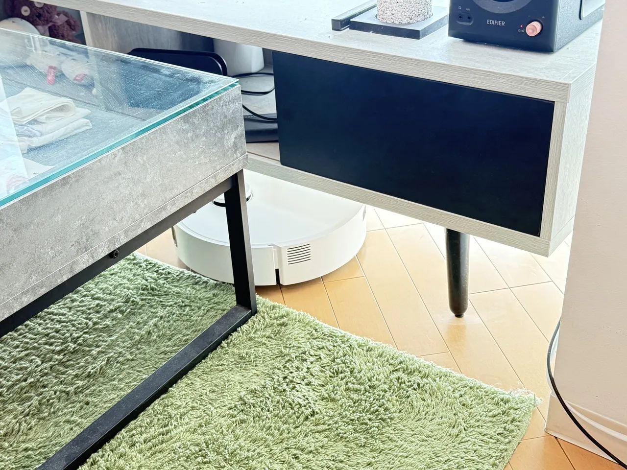 家具下を掃除するDreame Aqua10s Roller AE(真上アングル)
