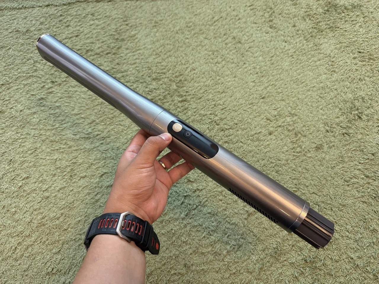Dreame S1の掃除機本体部分を手に持っている