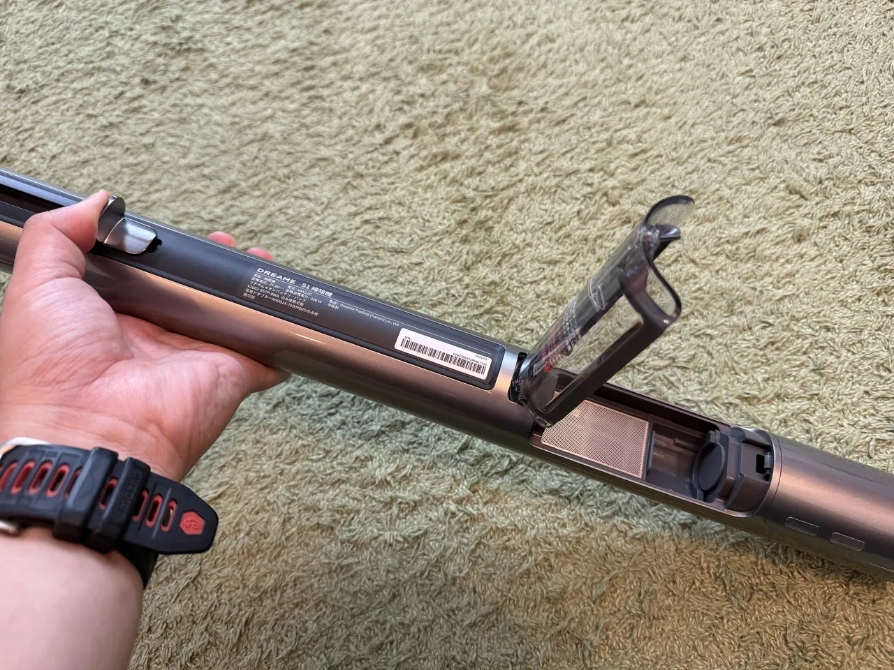 Dreame S1のレバーを引いてダストカップのカバーが開いた