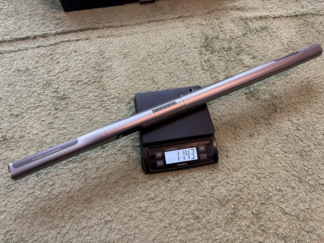 掃除機本体を計量している