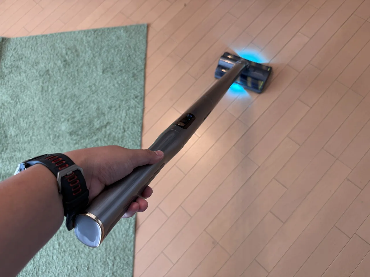 Dreame S1で床を掃除している