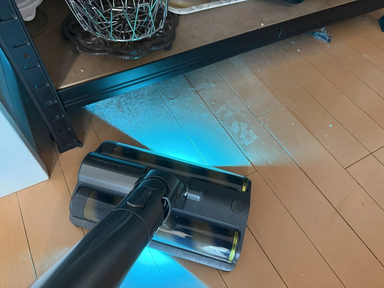 綺麗に見える家具下のホコリをLEDライトで照らし出している