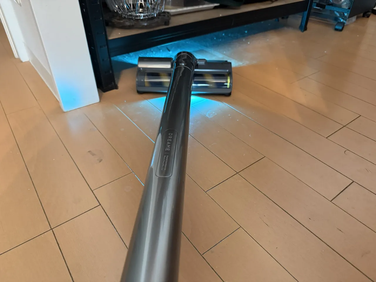 Dreame S1で家具下を掃除している