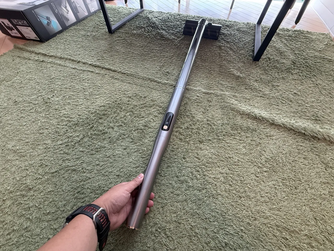 掃除機本体部分をヘッドに対してほぼ水平まで倒している