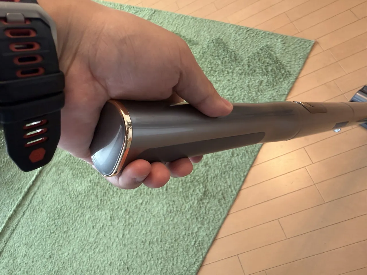 Dreame S1のグリップを握っている