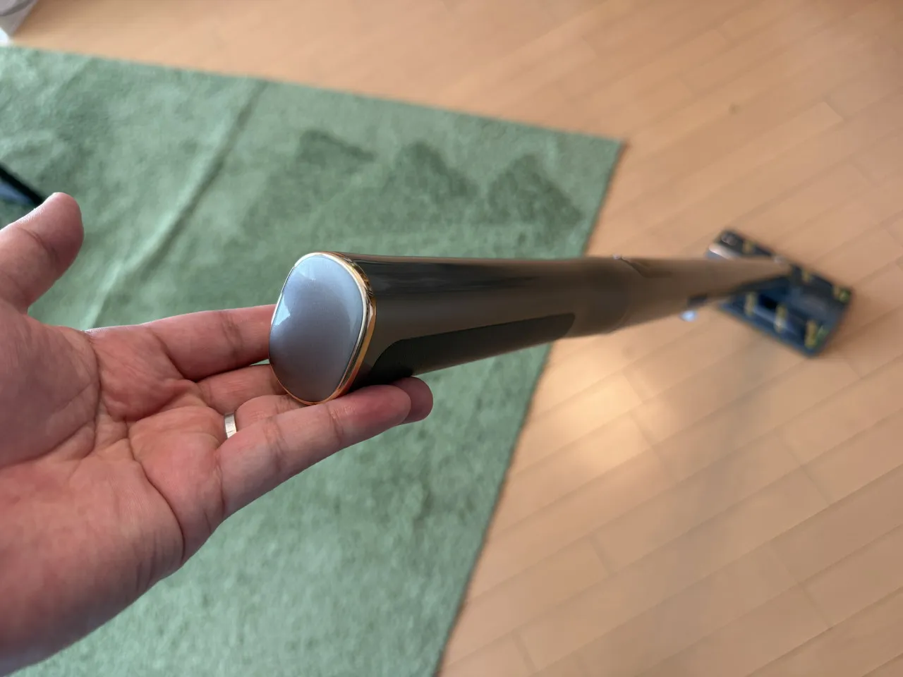 Dreame S1のグリップ部を手のひらに載せている