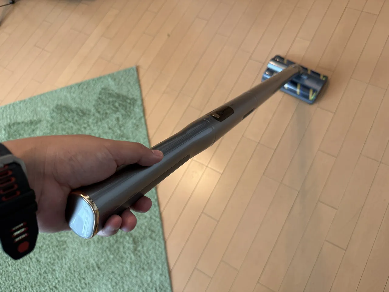 Dreame S1を手に持ってフローリングを掃除している