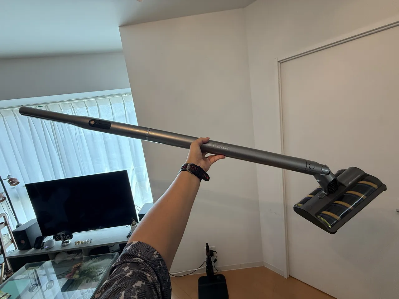 Dreame S1を持ち上げている