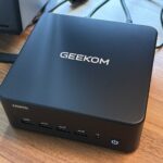 デスク上で稼働しているGEEKOM IT13 Max