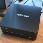 デスク上で稼働しているGEEKOM IT13 Max